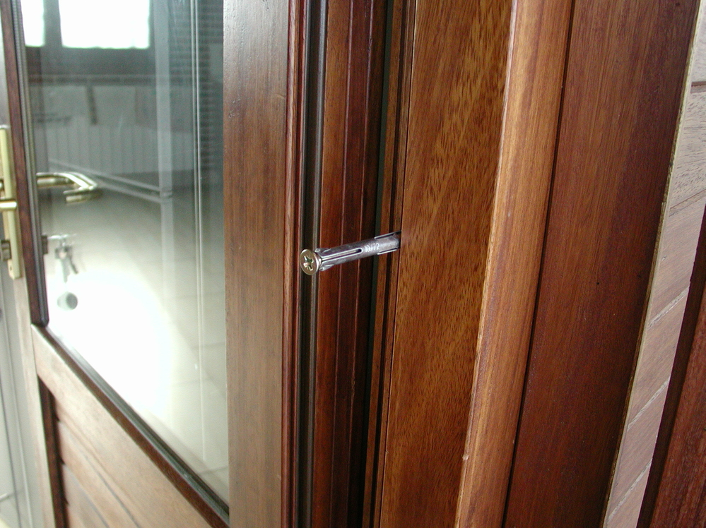 EPS - Anclaje metálico para fijar marcos de puertas y ventanas. 