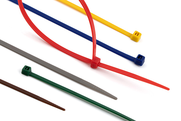 Stillleben mit den farbigen Kabelbindern (gelb, blau, rot, grau, grün und braun) aus dem Index®-Sortiment