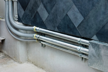 Fijación de tubos rígidos sobre superficies planas (pared, techo…).