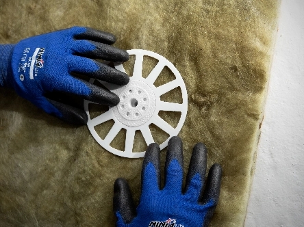 Installation de rosette AIS-R avec cheville pour la fixation mécanique des panneaux isolants.