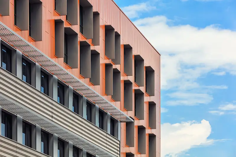 Detail eines Gebäudes mit belüfteter Fassade