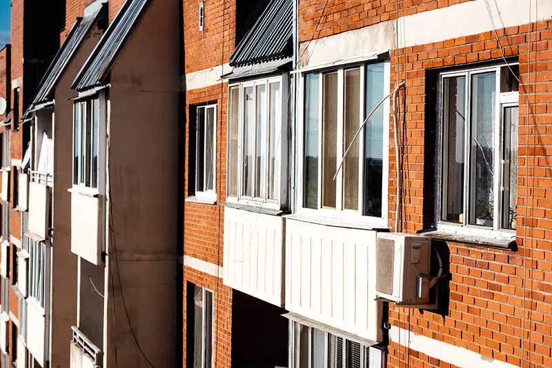 Détail de façade avec climatisation ancrée