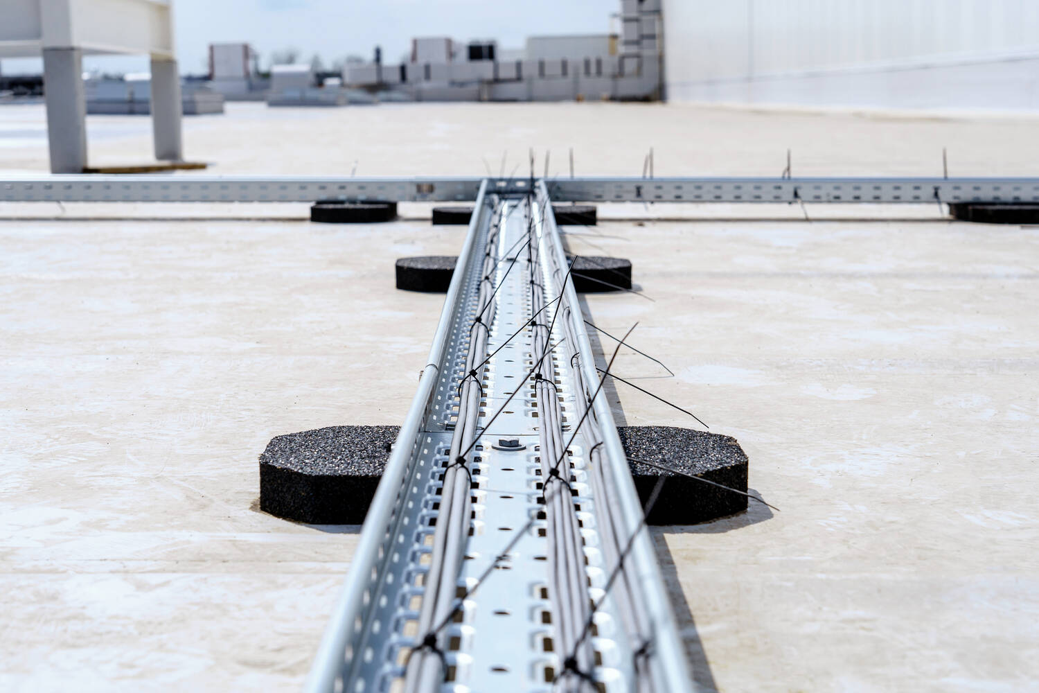 Empty Rails Material Electrical Products designed for different sectors | INDEX